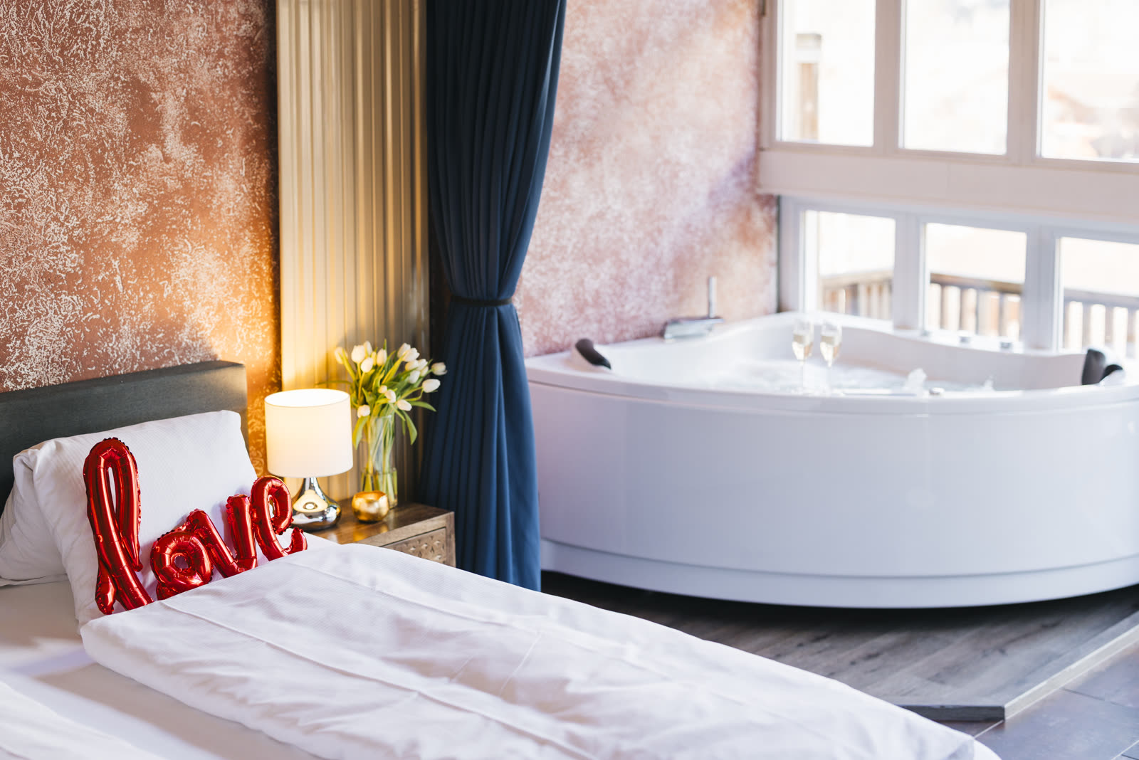 Loveroom-Zimmer mit ausfahrbarem Whirlpool