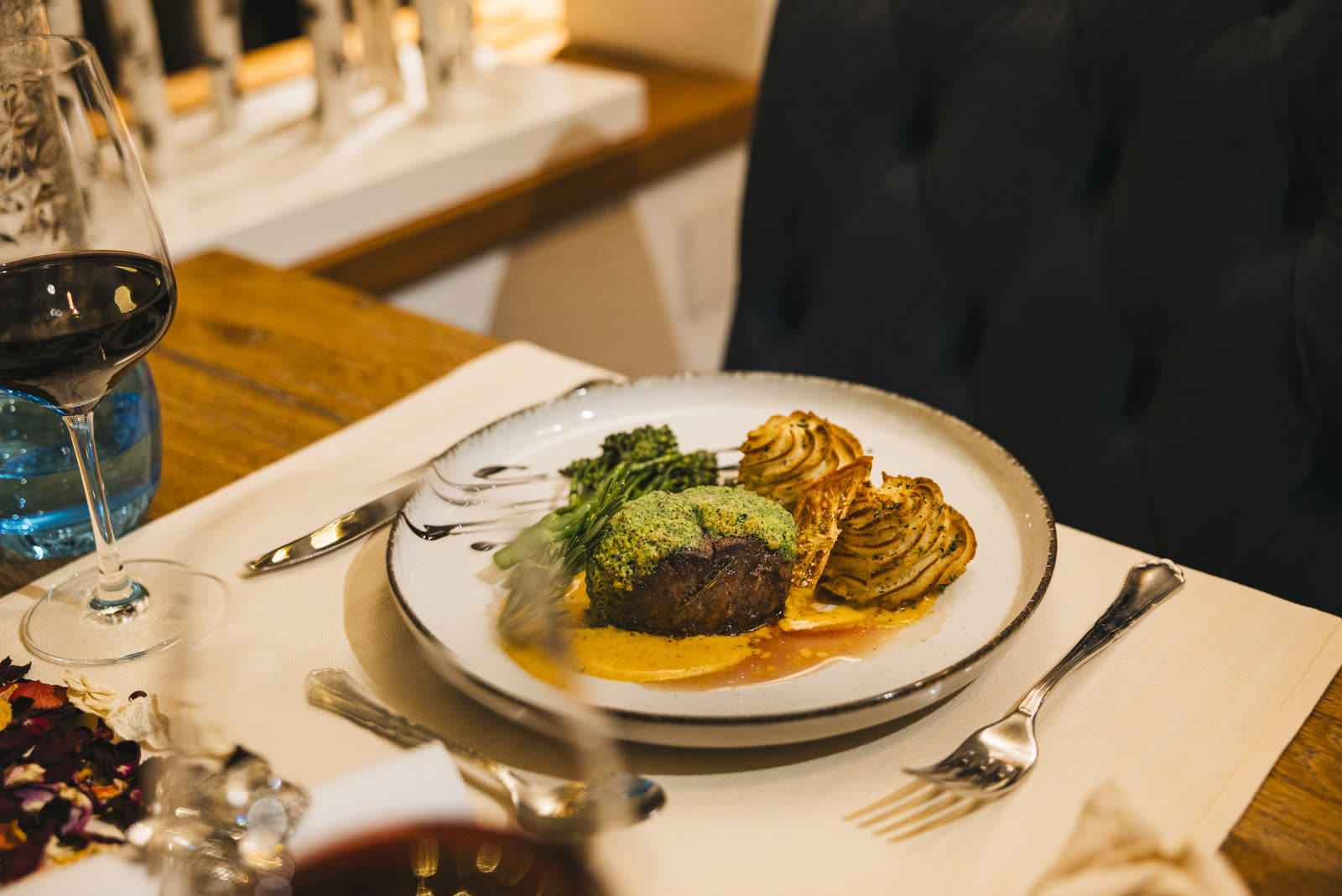 Steak mit Beilagen im Restaurant des Chalet-Hotel Adler