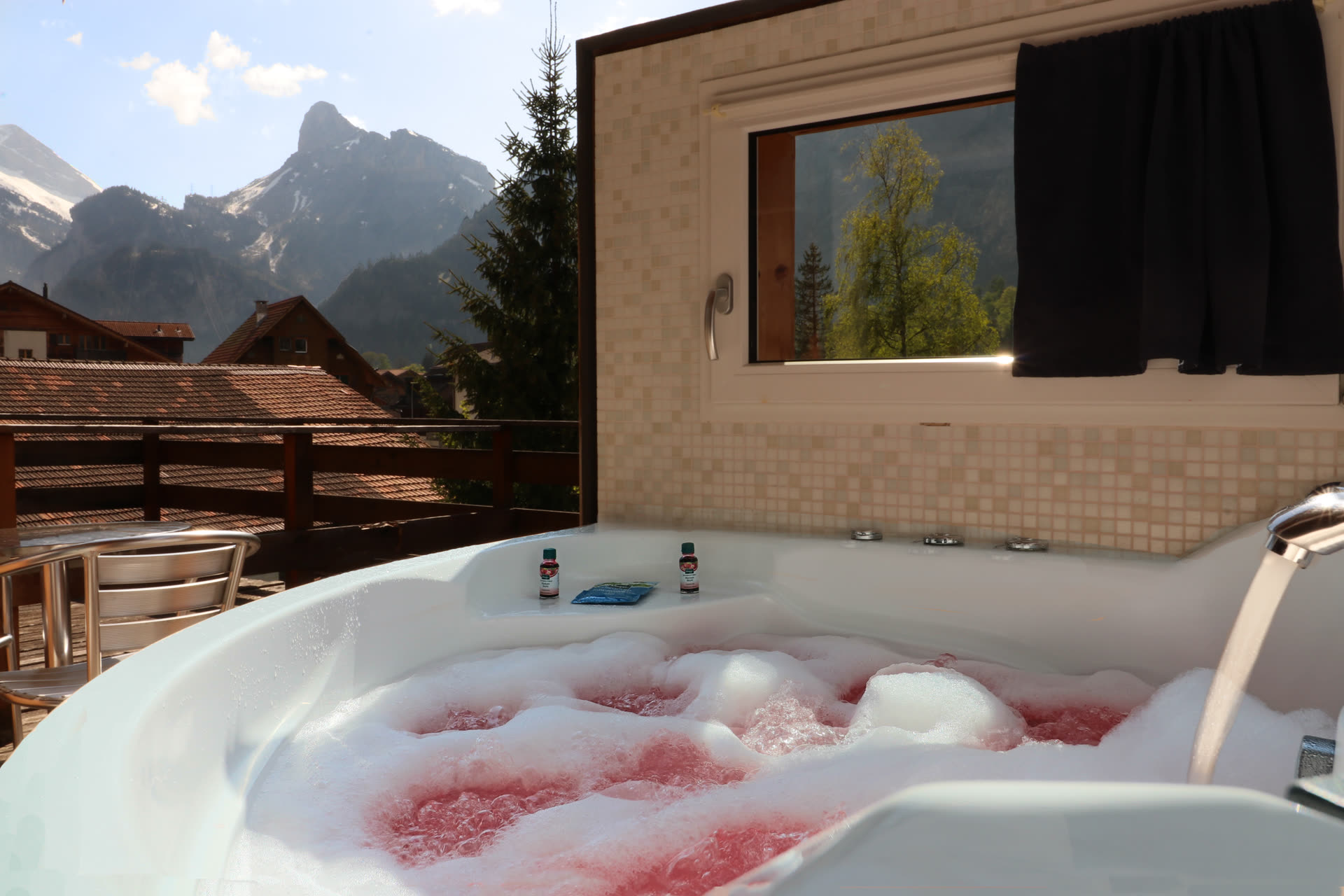 Whirlpool auf dem Balkon im Sommer mit Bergblick